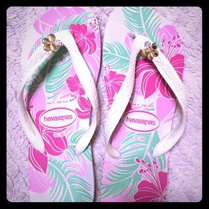 Havaianas white and pink flowers